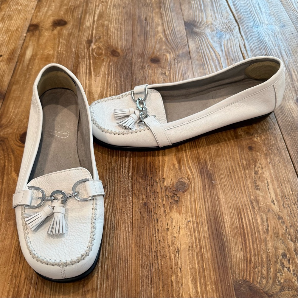 Aerosoles Super Soft White Leather Loafers Tassels & Chain Women's 9.5 EUC